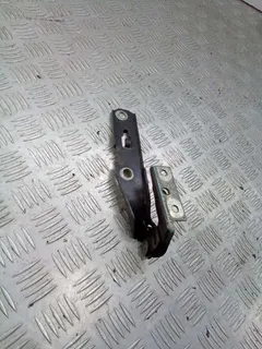 Петля капота левая Audi A4, 2003 г.