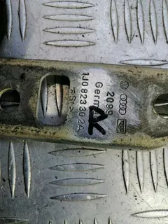 Петля капота правая Volkswagen Golf, 2001 г.