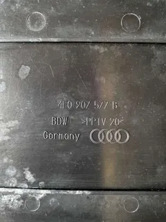 Пластик моторного отсека Audi A8, 2005 г.