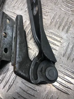 Петля капота Audi A4, 2000 г.