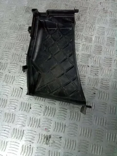 Крышка корпуса салонного фильтра Audi A4, 2004 г.