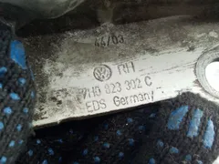 Петля капота правая Volkswagen Transporter, 2005 г.
