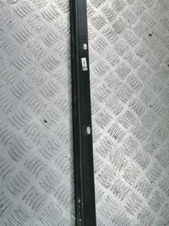 Молдинг стекла двери передней левой наружный Audi A4, 2003 г.