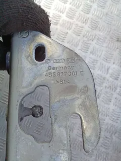 Петля крышки багажника Audi A6, 2002 г.