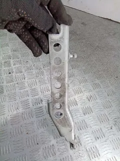Петля капота правая Audi A8, 2005 г.