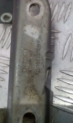Петля капота правая Audi A6, 2002 г.