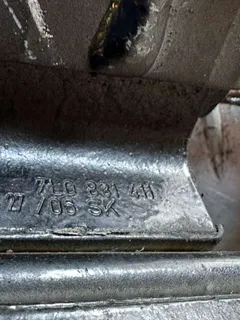 Петля двери передней левой Volkswagen Touareg, 2006 г.