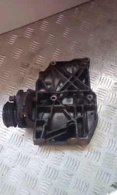 Кронштейн компрессора кондиционера Audi A4, 2000 г.