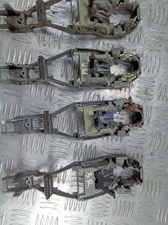 Скелет ручки наружной передней левой Volkswagen Passat, 1999 г.