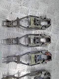 Скелет ручки наружной передней левой Volkswagen Passat, 1999 г.