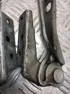 Петля капота Audi A4, 2000 г.