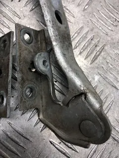 Петля капота Audi A4, 2000 г.