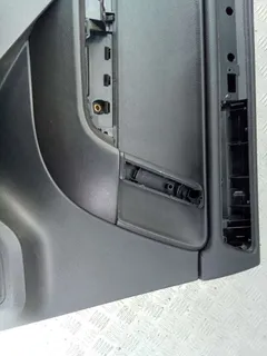 Обшивка двери задней левой (дверная карта) Volkswagen Touareg, 2011 г.