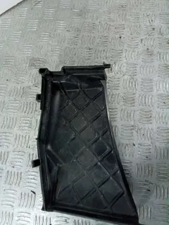 Крышка корпуса салонного фильтра Audi A4, 2004 г.
