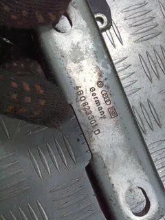 Петля капота левая Audi A6, 2001 г.