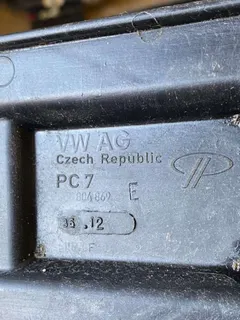 Полка аккумулятора Volkswagen Passat, 2013 г.