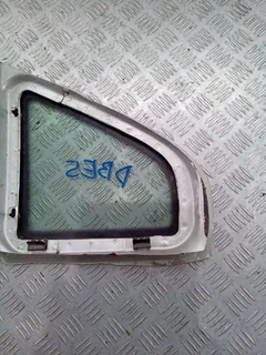 Стекло кузовное боковое правое Volkswagen Passat, 1999 г.