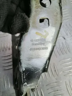 Петля капота левая Audi S6, 2001 г.