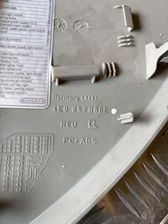Накладка декоративная на торпедо Audi A8, 2005 г.