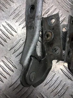 Петля капота Audi A4, 2000 г.