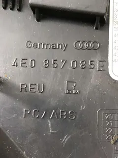 Накладка декоративная на торпедо Audi A8, 2007 г.