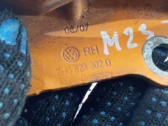 Петля капота правая Volkswagen Transporter, 2005 г.