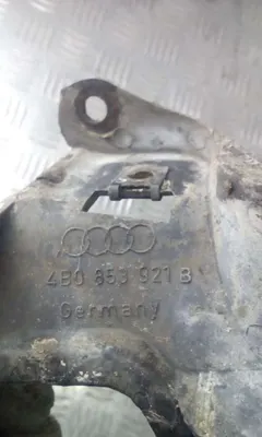 Кронштейн крепления крыла переднего левого Audi A6, 2002 г.