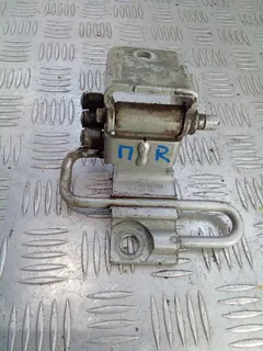 Петля двери передней правой Volkswagen Touareg, 2008 г.
