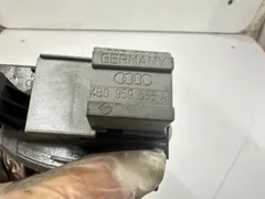 Кнопка стеклоподъемника переднего правого Audi A4, 1997 г.