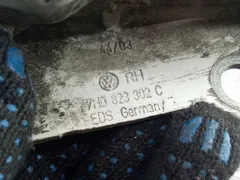 Петля капота правая Volkswagen Transporter, 2005 г.