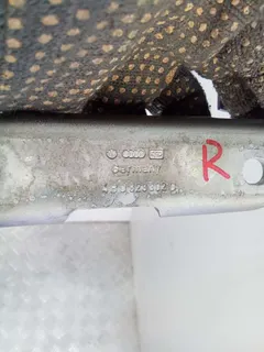 Петля капота правая Audi A6, 2004 г.