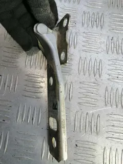 Петля капота правая Volkswagen Golf, 2001 г.