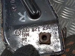 Кронштейн крепления крыла переднего правого Volkswagen Passat, 2004 г.