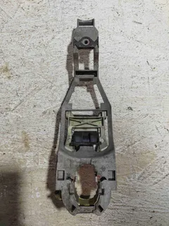 Скелет ручки наружной передней левой Volkswagen Passat, 2000 г.