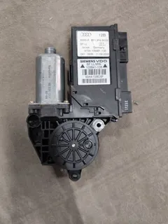 Моторчик стеклоподъемника передний правый Audi A4, 2003 г.