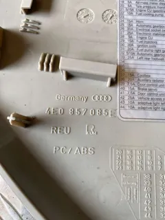 Накладка декоративная на торпедо Audi A8, 2005 г.