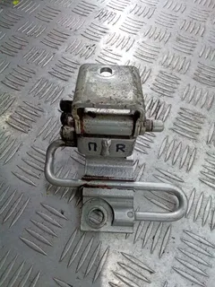 Петля двери передней правой Volkswagen Touareg, 2009 г.