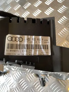 Щиток приборов (приборная панель) Audi A8, 2005 г.