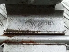 Петля двери передней правой Volkswagen Touareg, 2009 г.