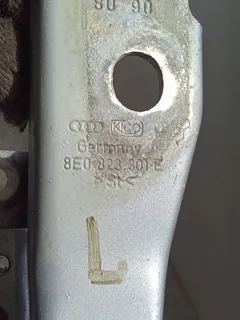 Петля капота левая Audi A4, 2006 г.