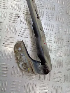 Петля капота левая Audi A6, 2006 г.