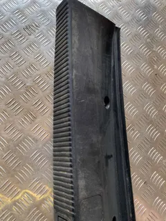 Накладка внутренняя на заднюю панель кузова Audi A8, 2005 г.