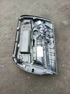Обшивка двери передней левой (дверная карта) Audi A6, 2005 г.