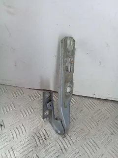 Петля капота левая Audi A4, 2006 г.
