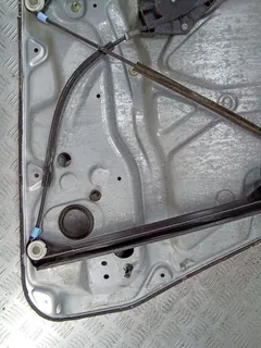 Стеклоподъемник электрический передний правый Volkswagen Passat, 2001 г.