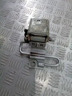 Петля двери передней правой Volkswagen Touareg, 2009 г.