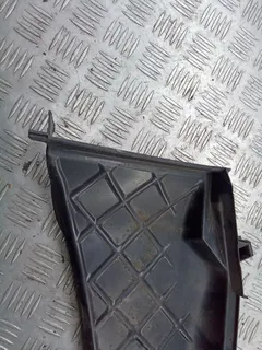 Крышка корпуса салонного фильтра Audi A4, 2003 г.