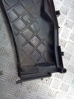 Крышка корпуса салонного фильтра Audi A4, 2003 г.