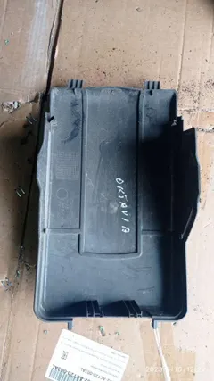 Крышка аккумулятора Volkswagen Passat, 2003 г.