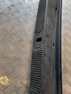 Накладка внутренняя на заднюю панель кузова Audi A8, 2005 г.